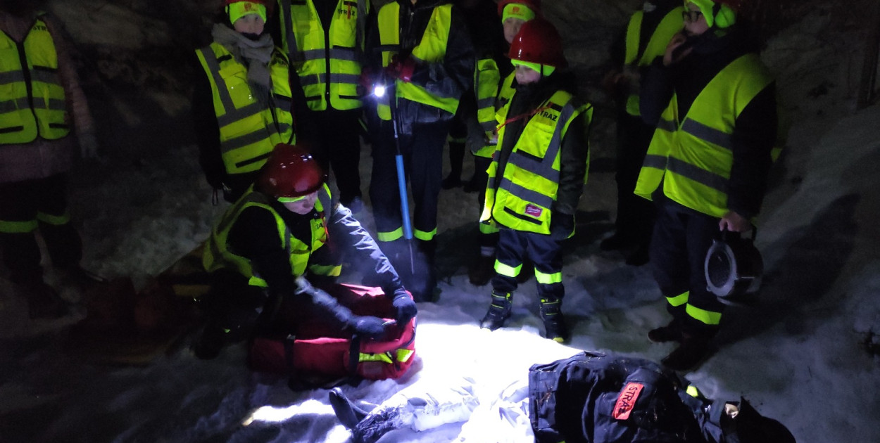 ​Nocne alarmy i służba na lotnisku. OSP hartuje młodych strażaków