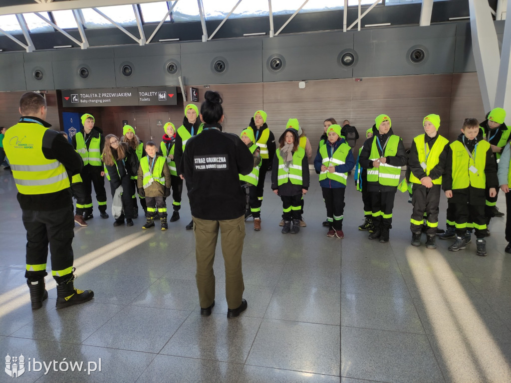 ​Nocne alarmy i służba na lotnisku. OSP hartuje młodych strażaków