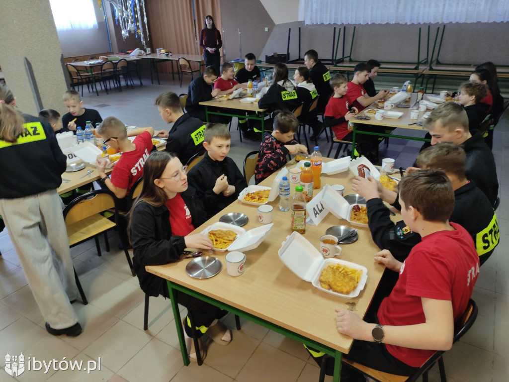 ​Nocne alarmy i służba na lotnisku. OSP hartuje młodych strażaków