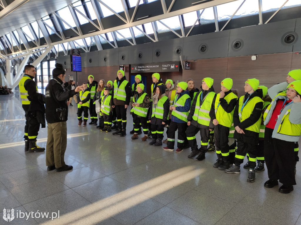 ​Nocne alarmy i służba na lotnisku. OSP hartuje młodych strażaków