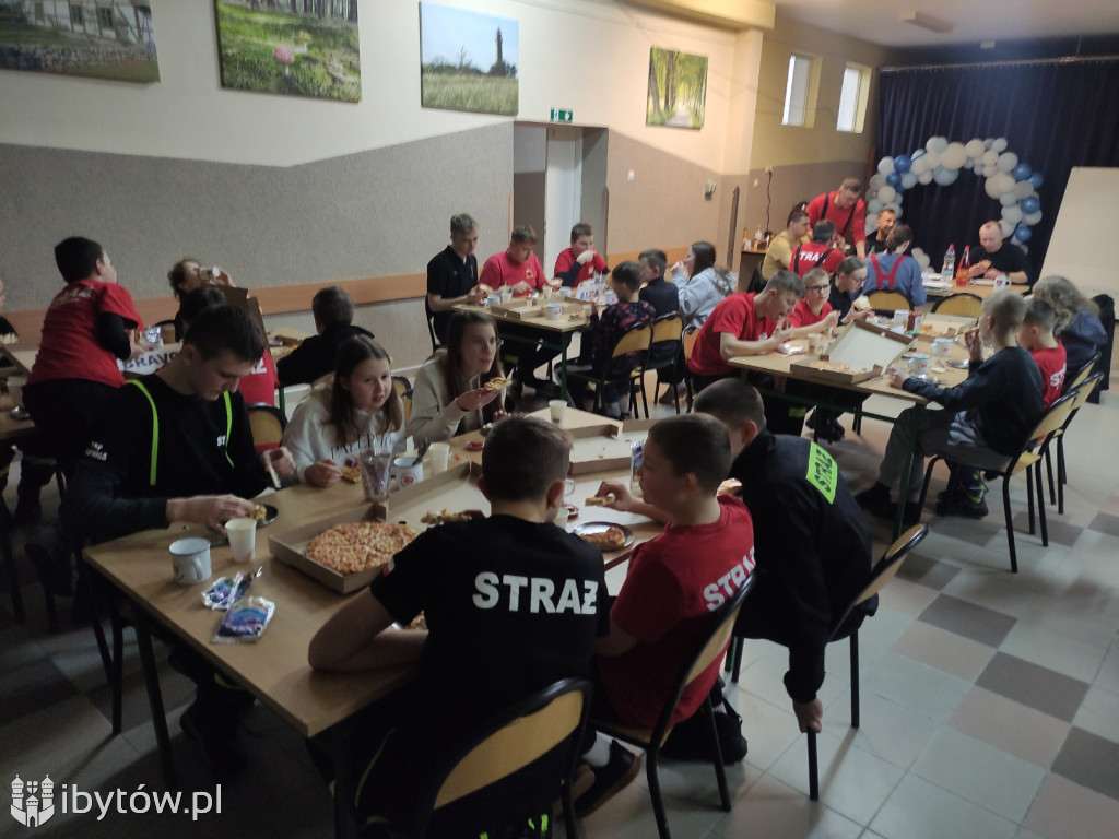 ​Nocne alarmy i służba na lotnisku. OSP hartuje młodych strażaków