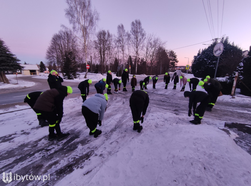 ​Nocne alarmy i służba na lotnisku. OSP hartuje młodych strażaków