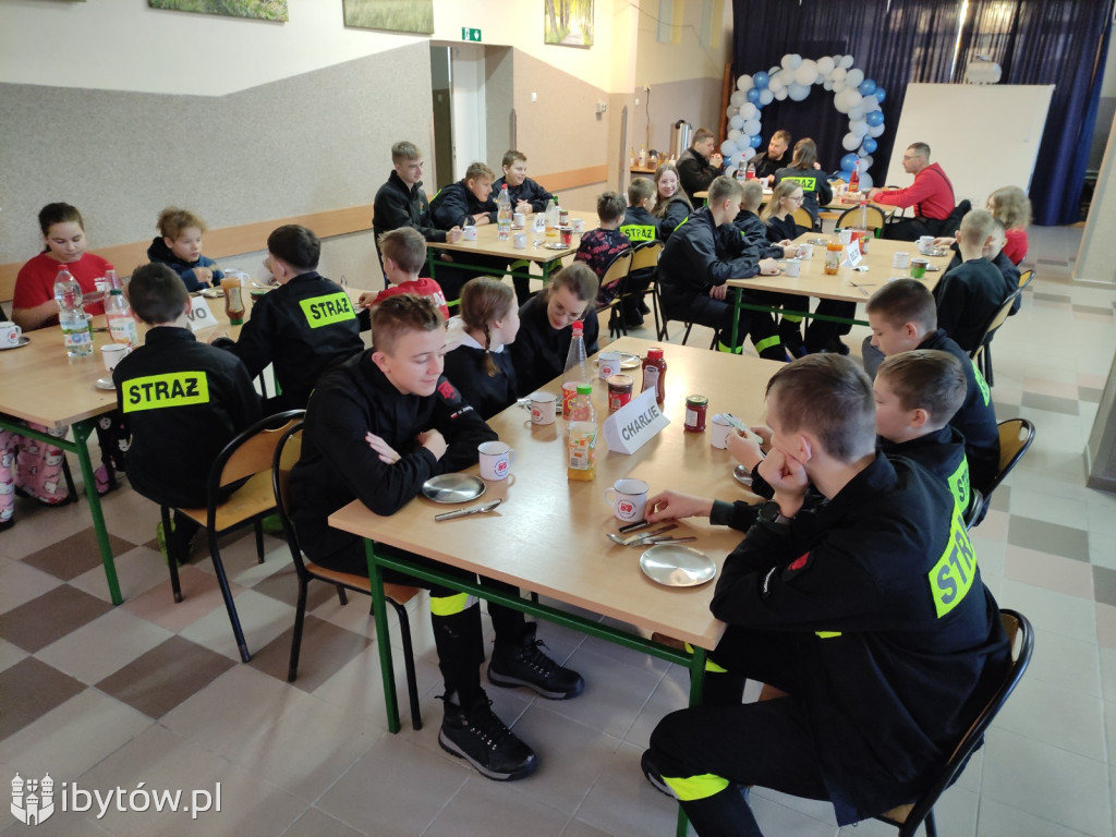 ​Nocne alarmy i służba na lotnisku. OSP hartuje młodych strażaków