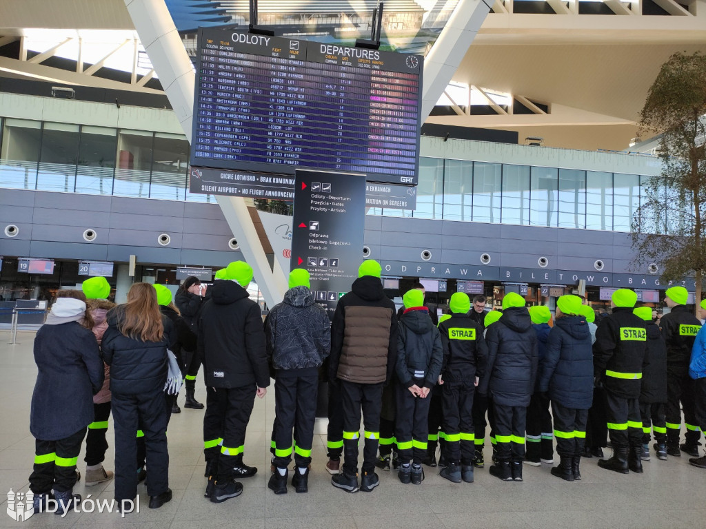 ​Nocne alarmy i służba na lotnisku. OSP hartuje młodych strażaków