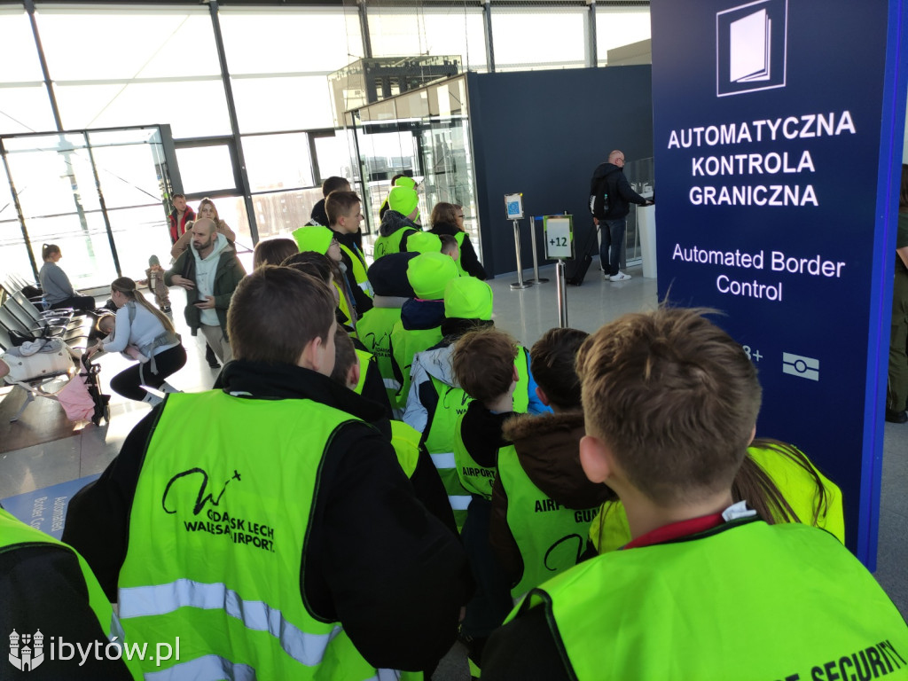 ​Nocne alarmy i służba na lotnisku. OSP hartuje młodych strażaków