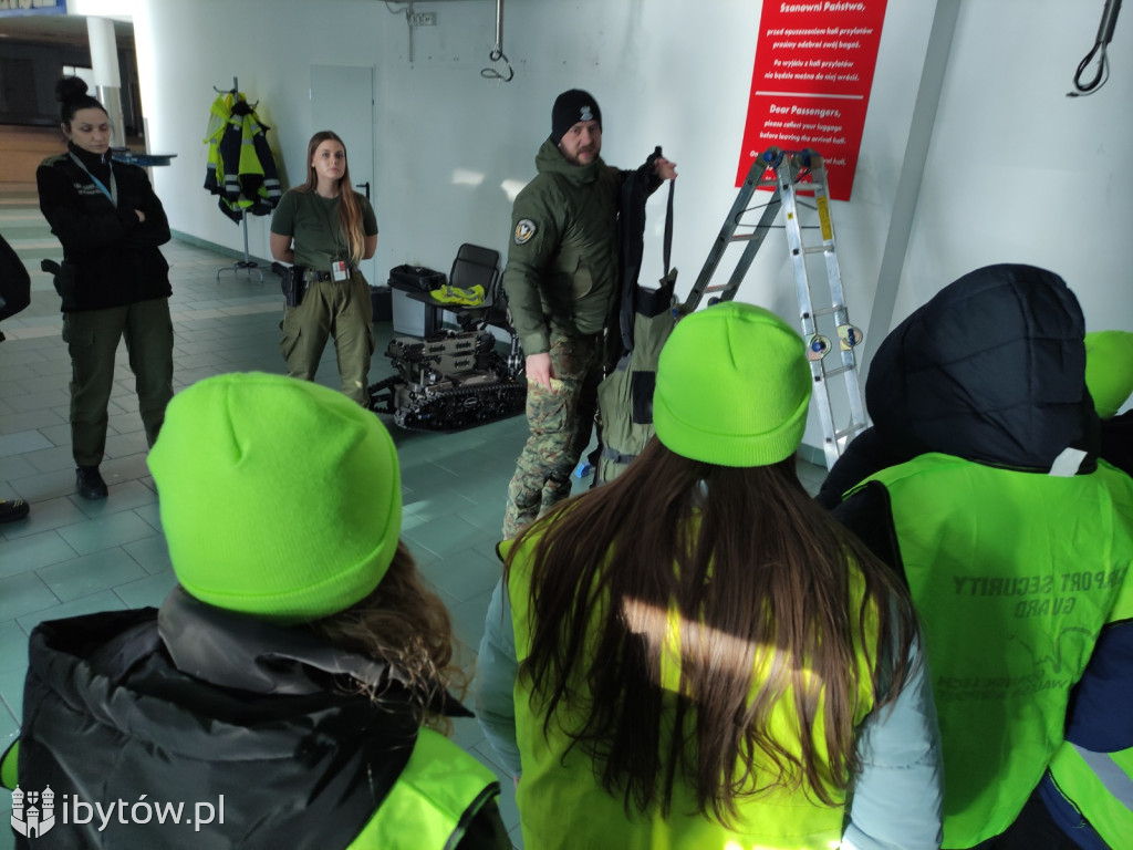 ​Nocne alarmy i służba na lotnisku. OSP hartuje młodych strażaków