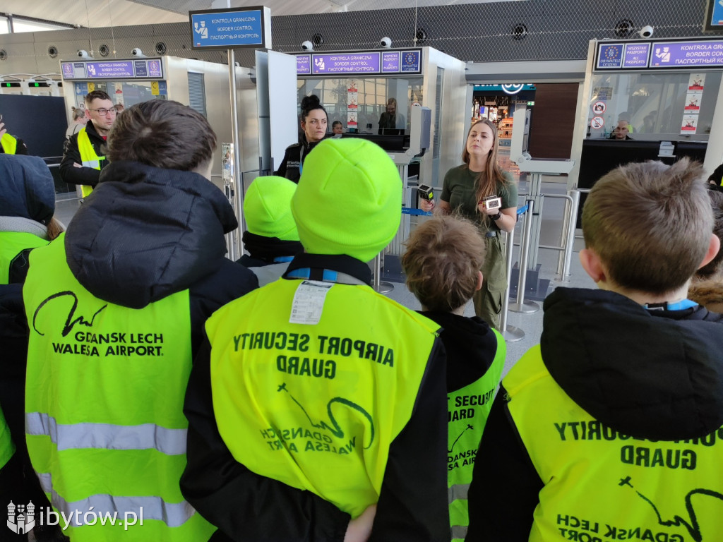 ​Nocne alarmy i służba na lotnisku. OSP hartuje młodych strażaków