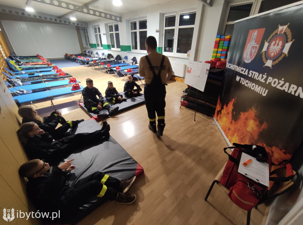 ​Nocne alarmy i służba na lotnisku. OSP hartuje młodych strażaków