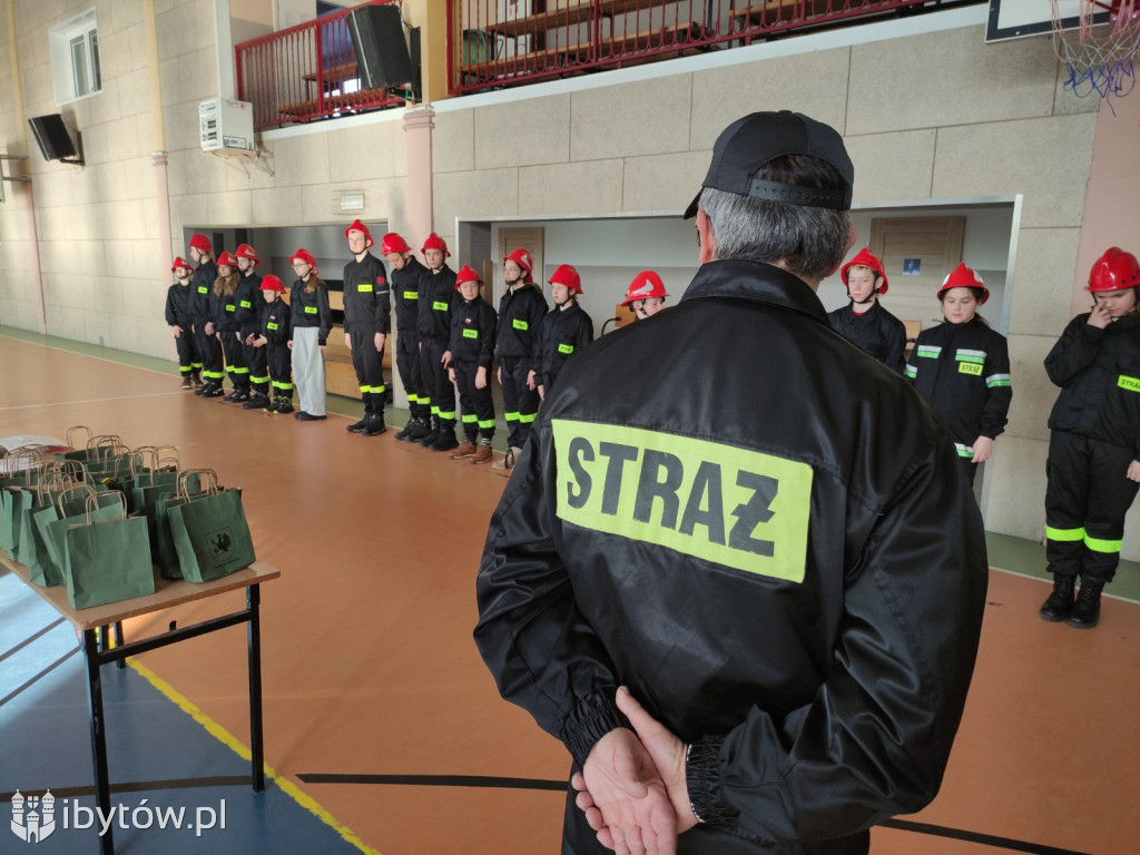 ​Nocne alarmy i służba na lotnisku. OSP hartuje młodych strażaków