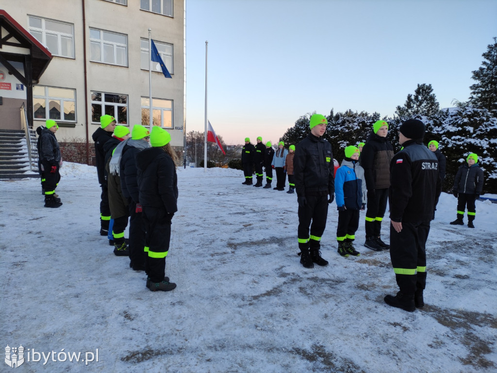 ​Nocne alarmy i służba na lotnisku. OSP hartuje młodych strażaków