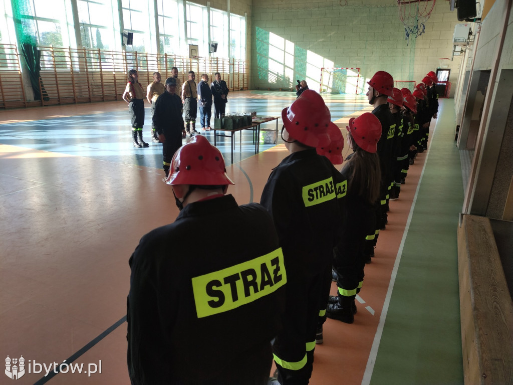 ​Nocne alarmy i służba na lotnisku. OSP hartuje młodych strażaków