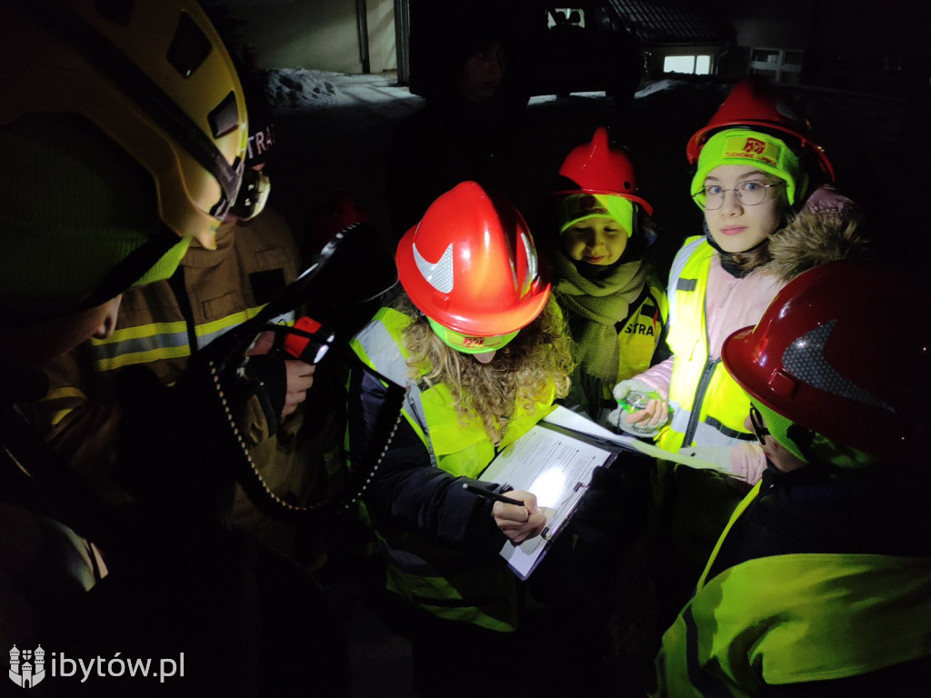​Nocne alarmy i służba na lotnisku. OSP hartuje młodych strażaków