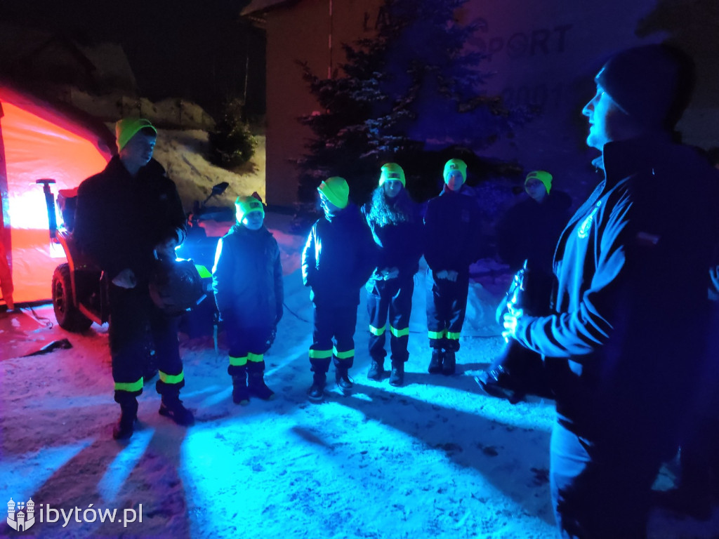 ​Nocne alarmy i służba na lotnisku. OSP hartuje młodych strażaków