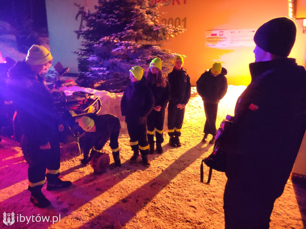 ​Nocne alarmy i służba na lotnisku. OSP hartuje młodych strażaków