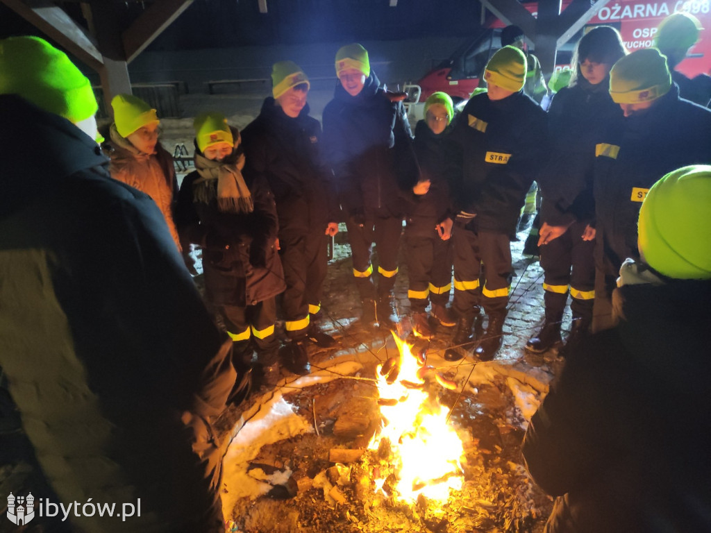 ​Nocne alarmy i służba na lotnisku. OSP hartuje młodych strażaków