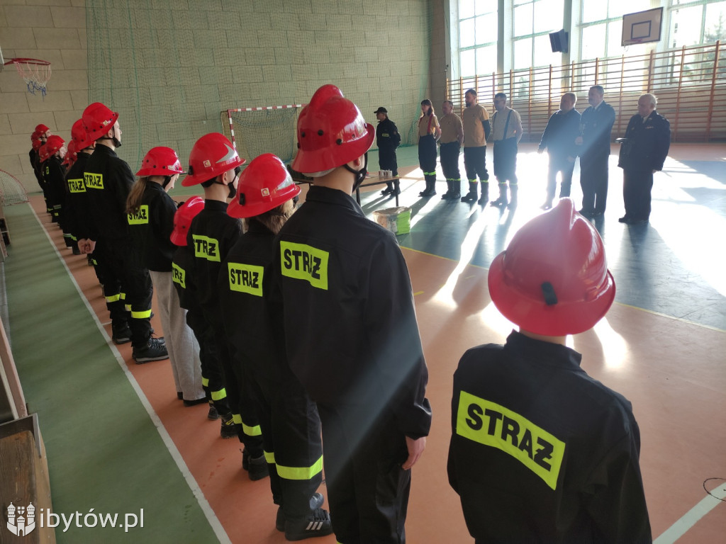 ​Nocne alarmy i służba na lotnisku. OSP hartuje młodych strażaków