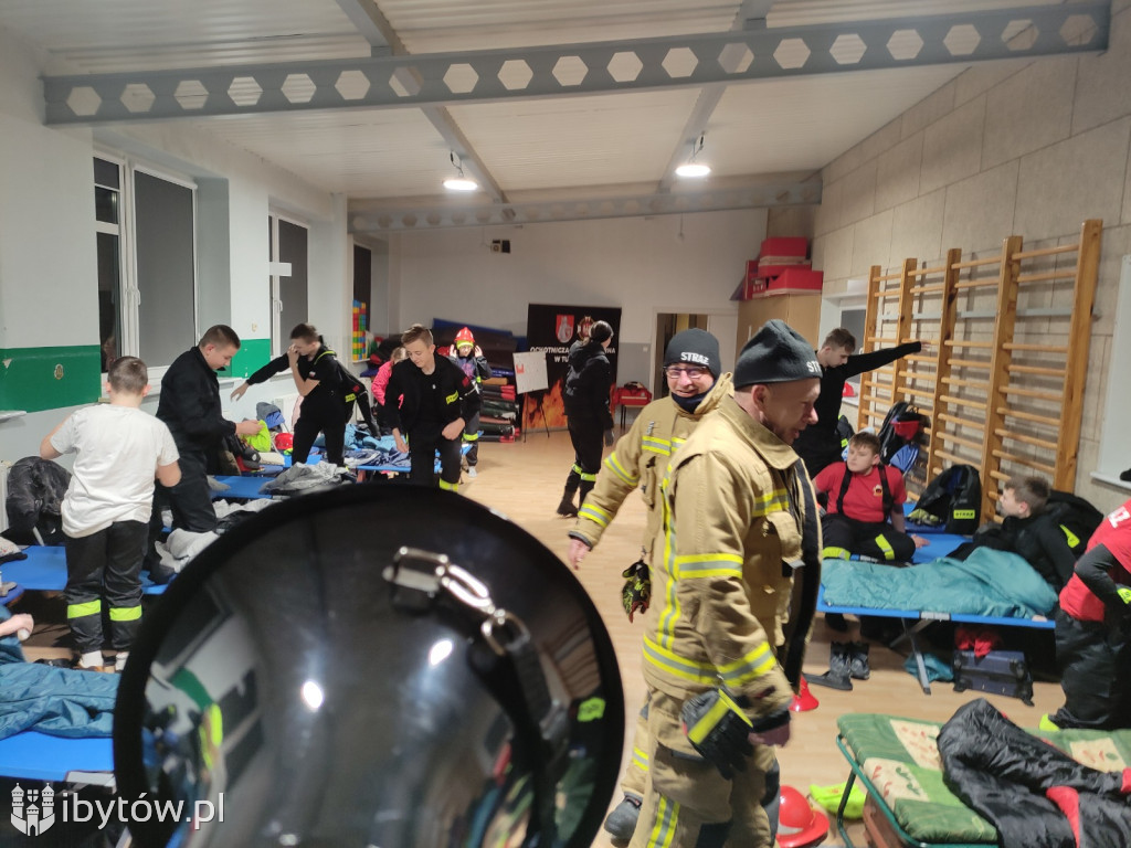 ​Nocne alarmy i służba na lotnisku. OSP hartuje młodych strażaków