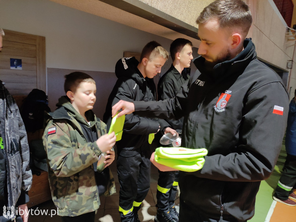 ​Nocne alarmy i służba na lotnisku. OSP hartuje młodych strażaków