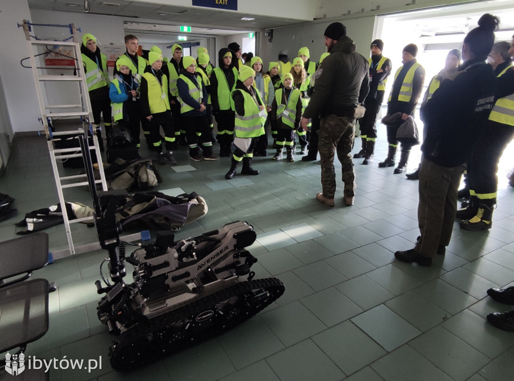 ​Nocne alarmy i służba na lotnisku. OSP hartuje młodych strażaków
