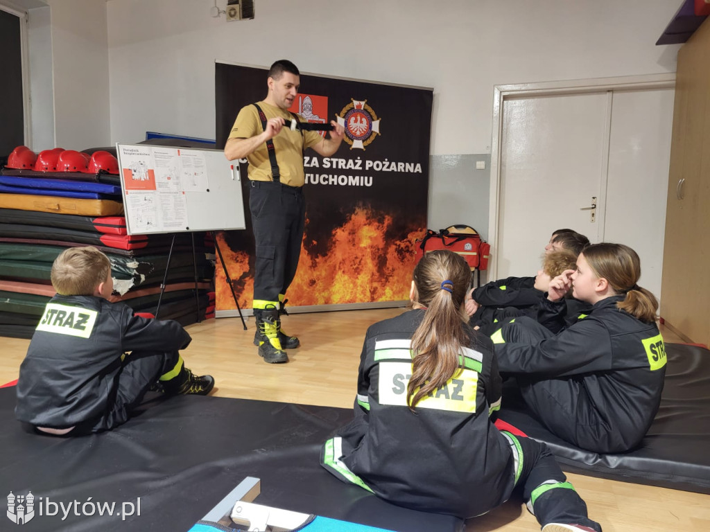 ​Nocne alarmy i służba na lotnisku. OSP hartuje młodych strażaków