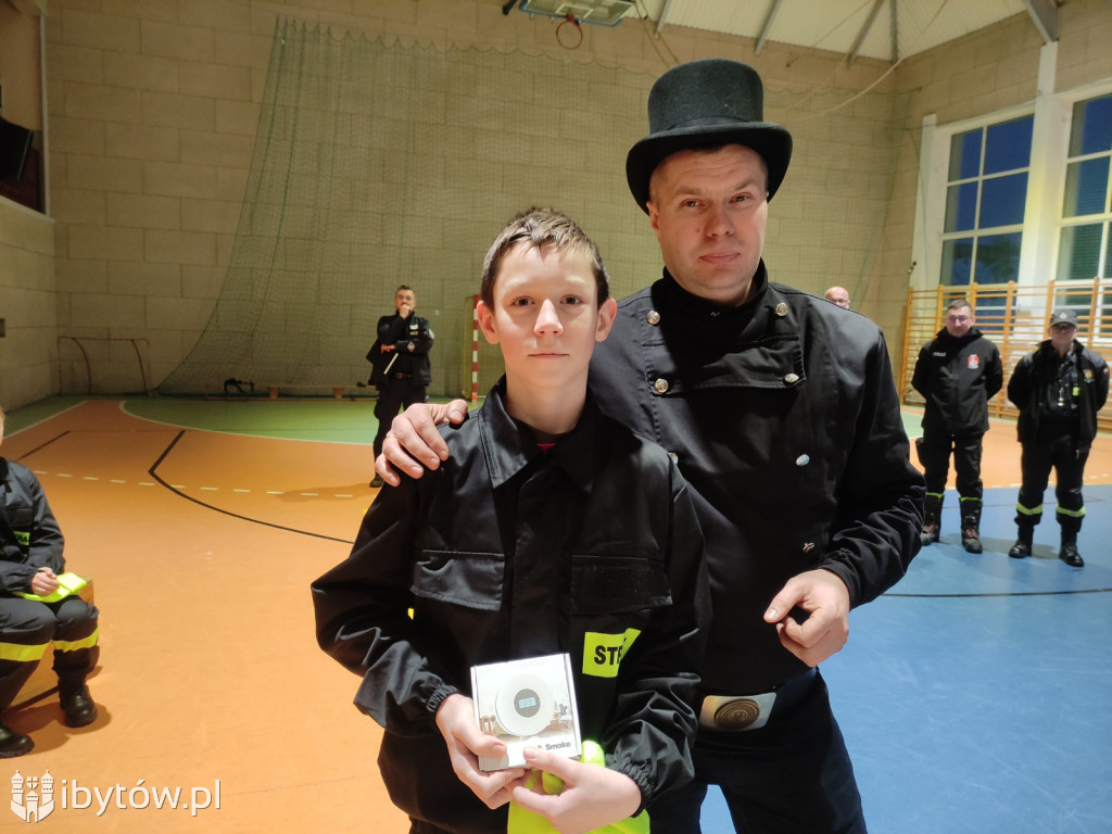 ​Nocne alarmy i służba na lotnisku. OSP hartuje młodych strażaków