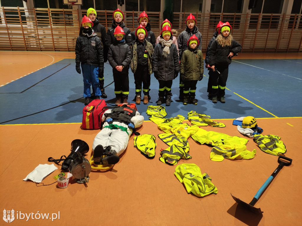 ​Nocne alarmy i służba na lotnisku. OSP hartuje młodych strażaków