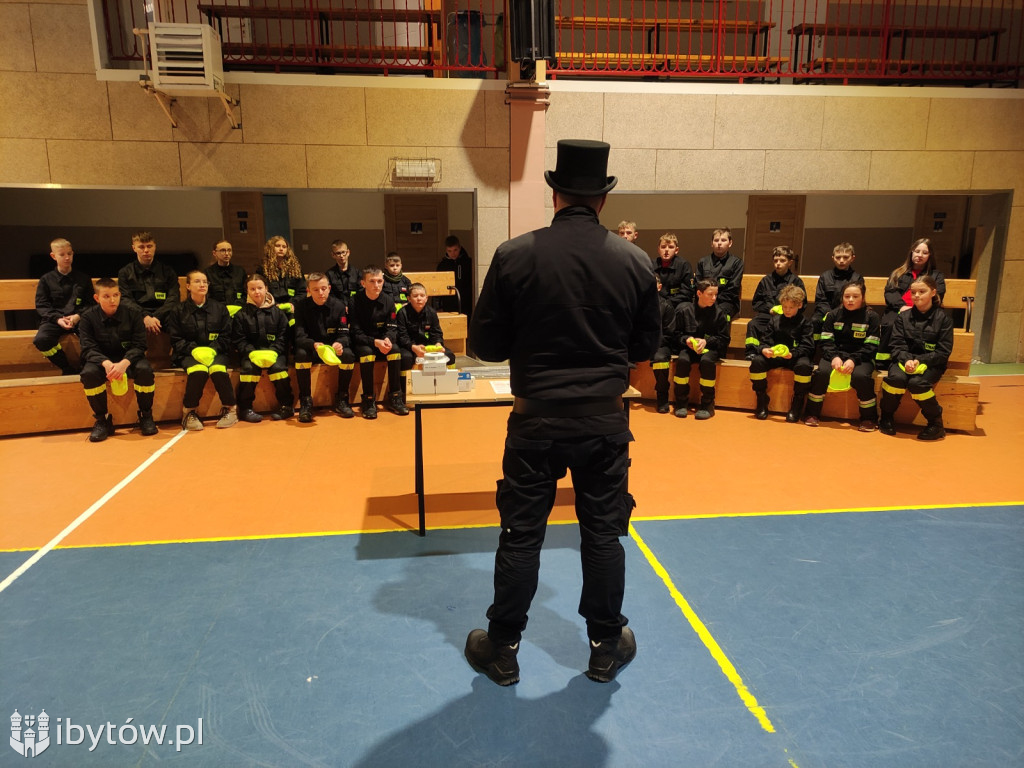 ​Nocne alarmy i służba na lotnisku. OSP hartuje młodych strażaków