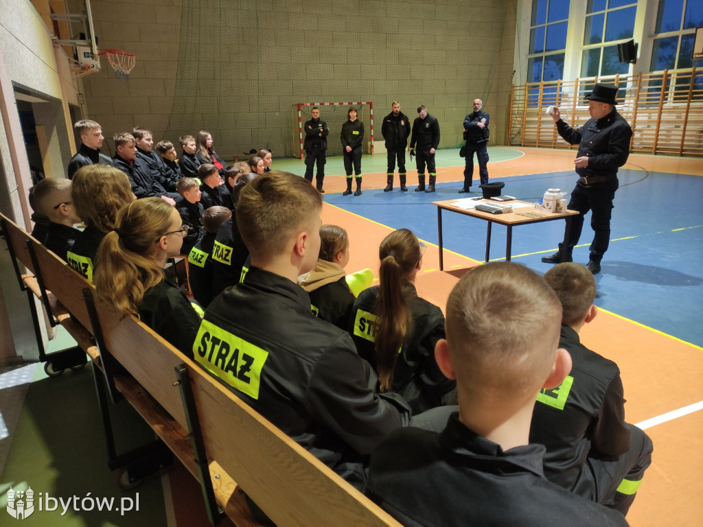 ​Nocne alarmy i służba na lotnisku. OSP hartuje młodych strażaków