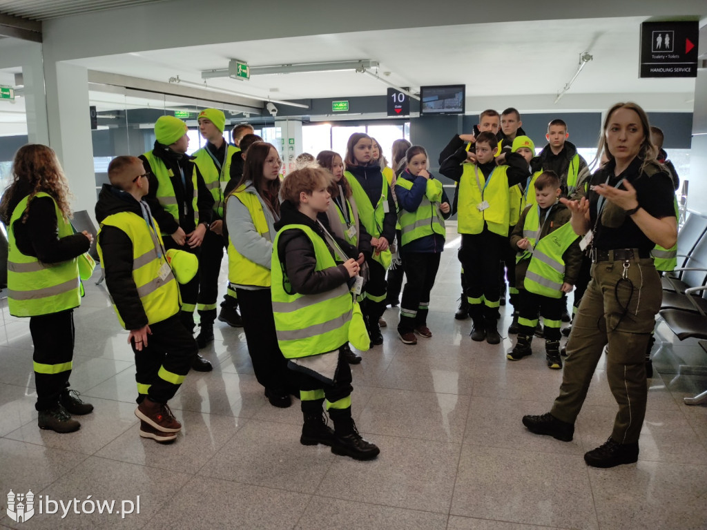 ​Nocne alarmy i służba na lotnisku. OSP hartuje młodych strażaków