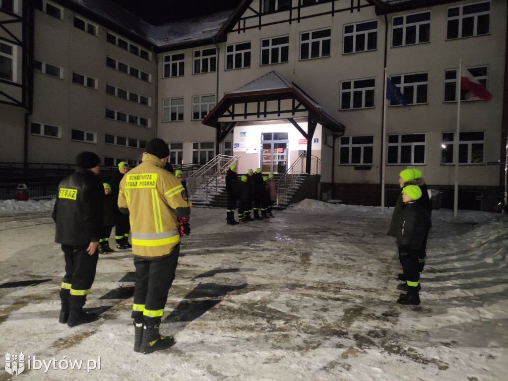​Nocne alarmy i służba na lotnisku. OSP hartuje młodych strażaków