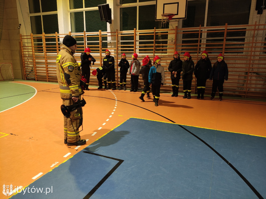 ​Nocne alarmy i służba na lotnisku. OSP hartuje młodych strażaków