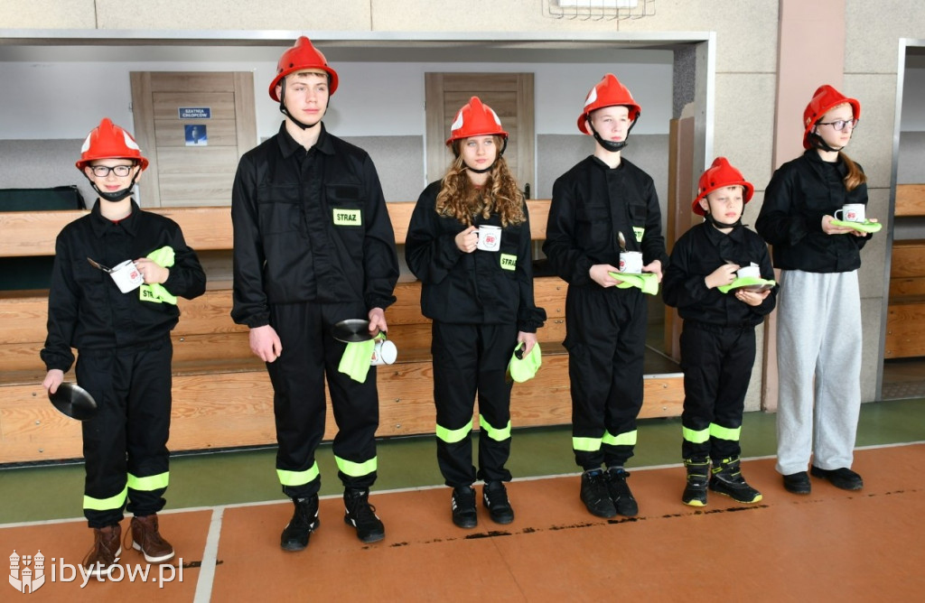 ​Nocne alarmy i służba na lotnisku. OSP hartuje młodych strażaków