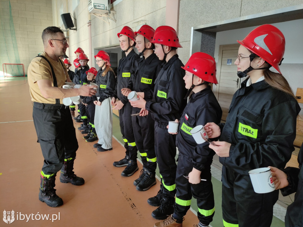 ​Nocne alarmy i służba na lotnisku. OSP hartuje młodych strażaków