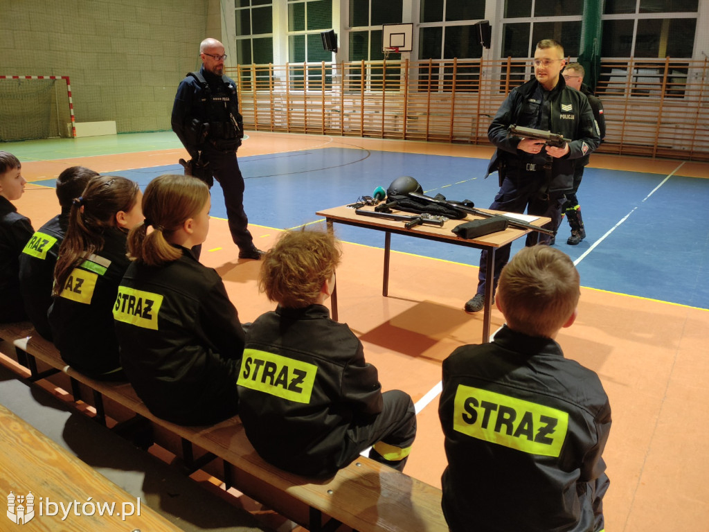 ​Nocne alarmy i służba na lotnisku. OSP hartuje młodych strażaków