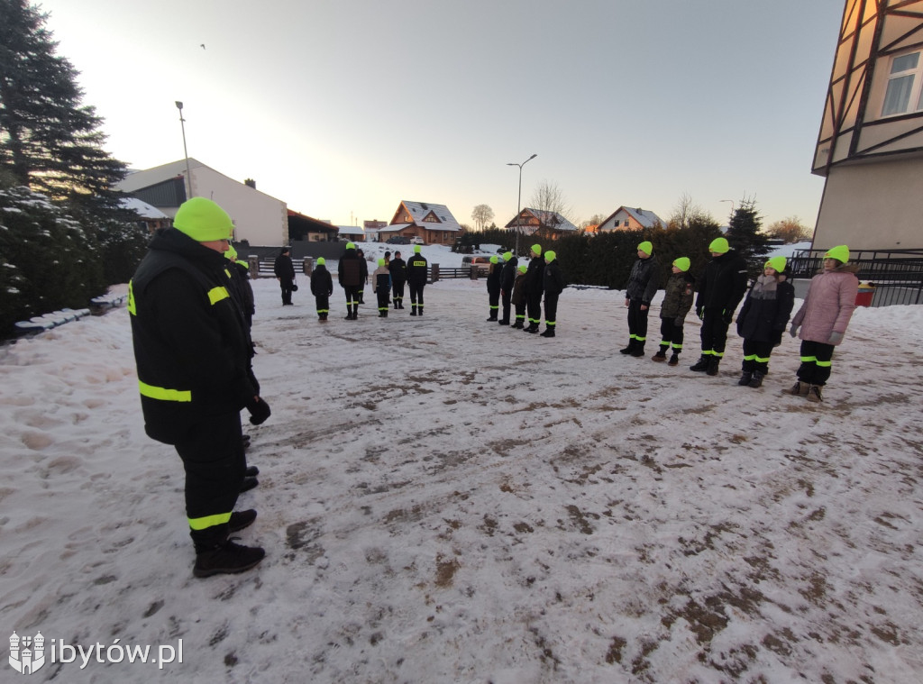​Nocne alarmy i służba na lotnisku. OSP hartuje młodych strażaków