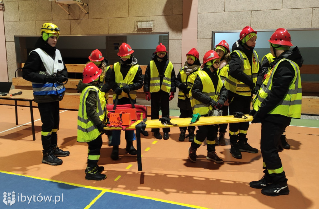 ​Nocne alarmy i służba na lotnisku. OSP hartuje młodych strażaków