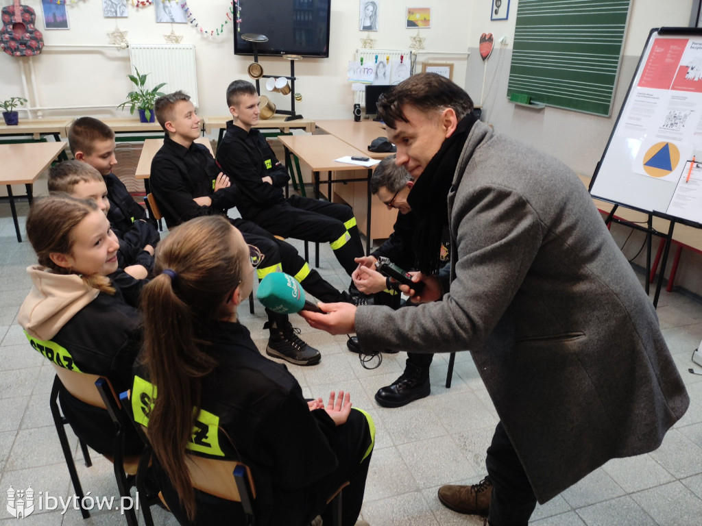 ​Nocne alarmy i służba na lotnisku. OSP hartuje młodych strażaków