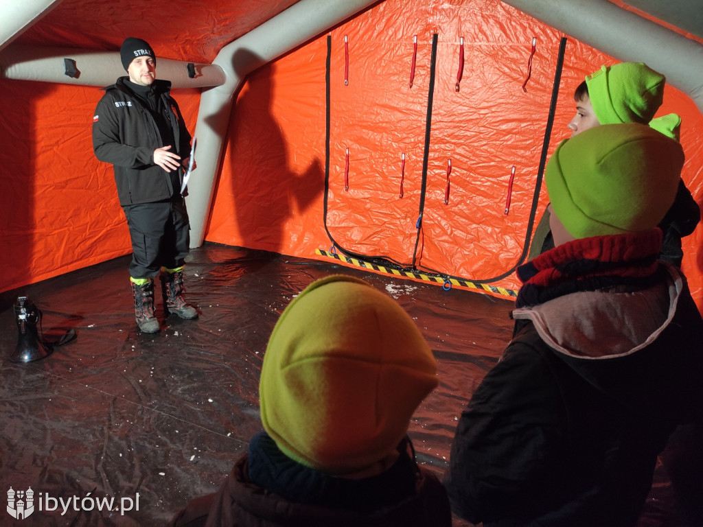 ​Nocne alarmy i służba na lotnisku. OSP hartuje młodych strażaków