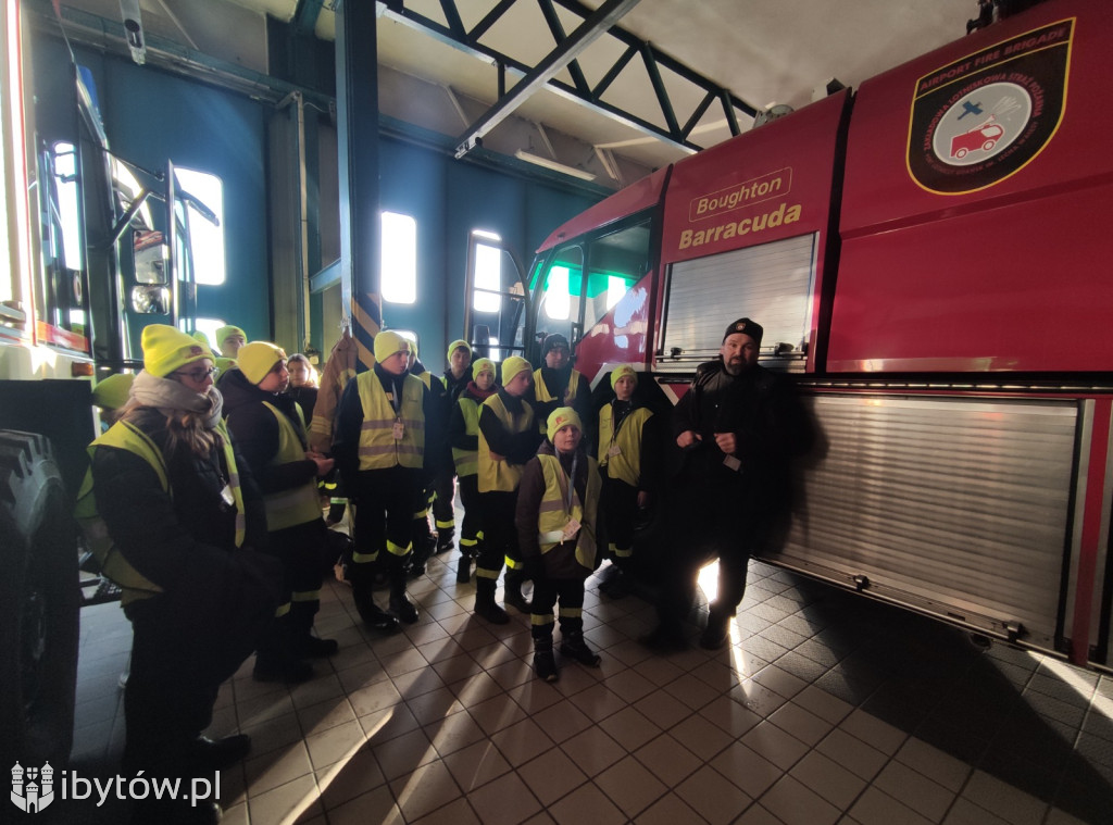 ​Nocne alarmy i służba na lotnisku. OSP hartuje młodych strażaków