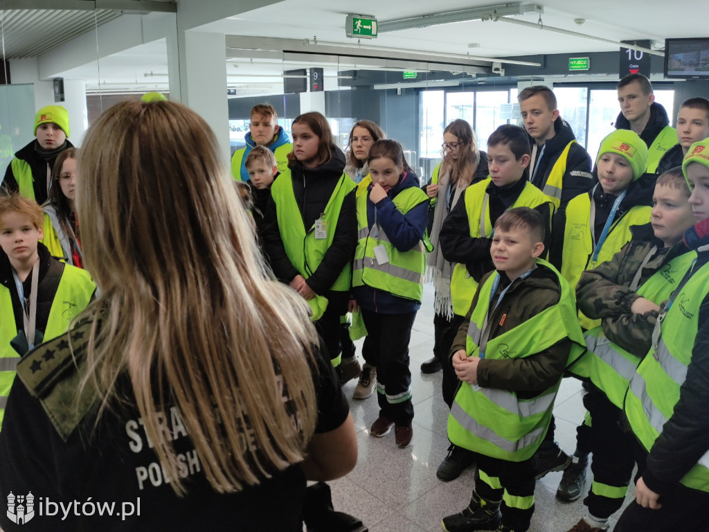 ​Nocne alarmy i służba na lotnisku. OSP hartuje młodych strażaków