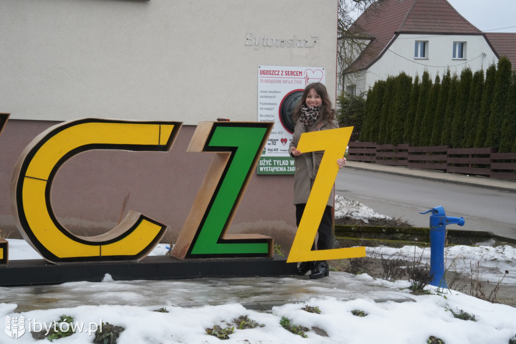 W Ugoszczy „włączyli wiosnę”. Napis zmienił kolor na zielony
