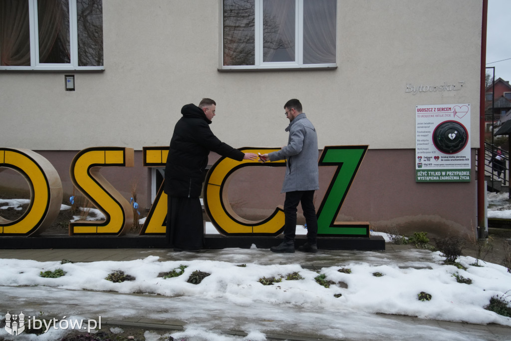W Ugoszczy „włączyli wiosnę”. Napis zmienił kolor na zielony