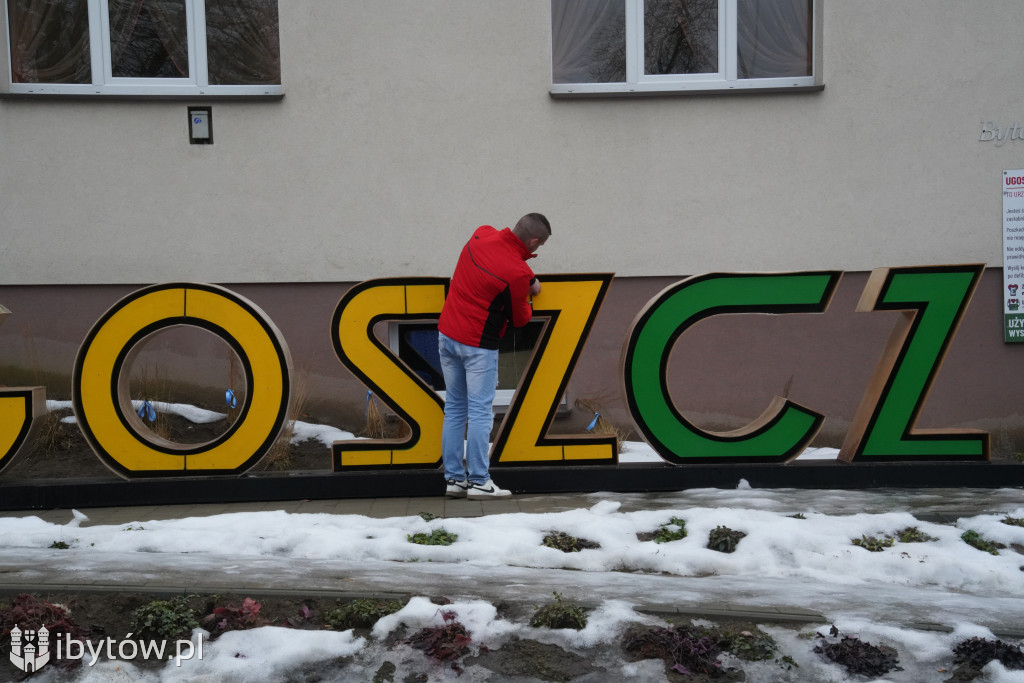 W Ugoszczy „włączyli wiosnę”. Napis zmienił kolor na zielony
