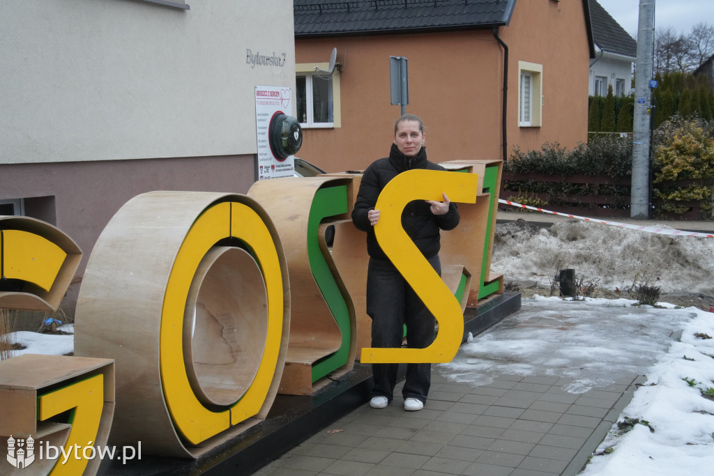 W Ugoszczy „włączyli wiosnę”. Napis zmienił kolor na zielony