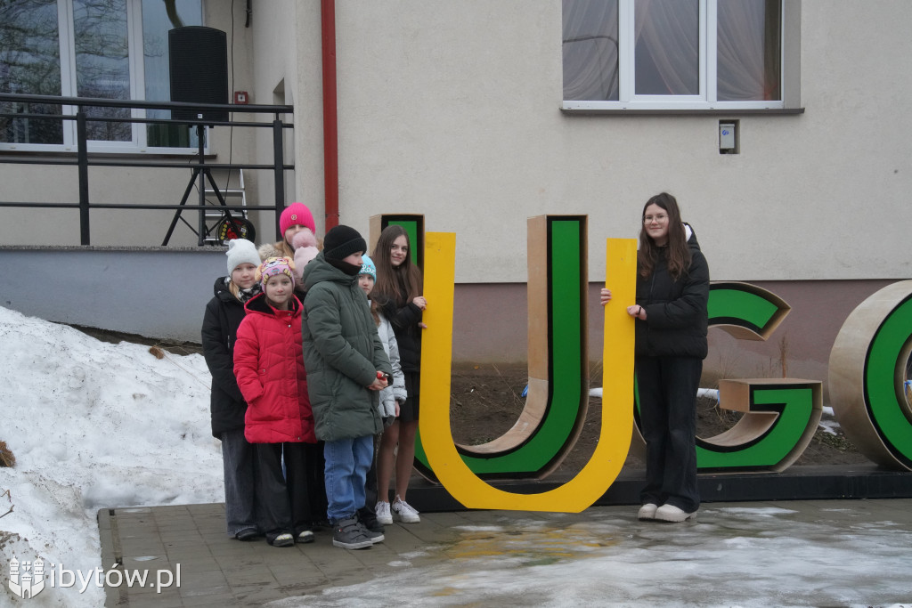 W Ugoszczy „włączyli wiosnę”. Napis zmienił kolor na zielony
