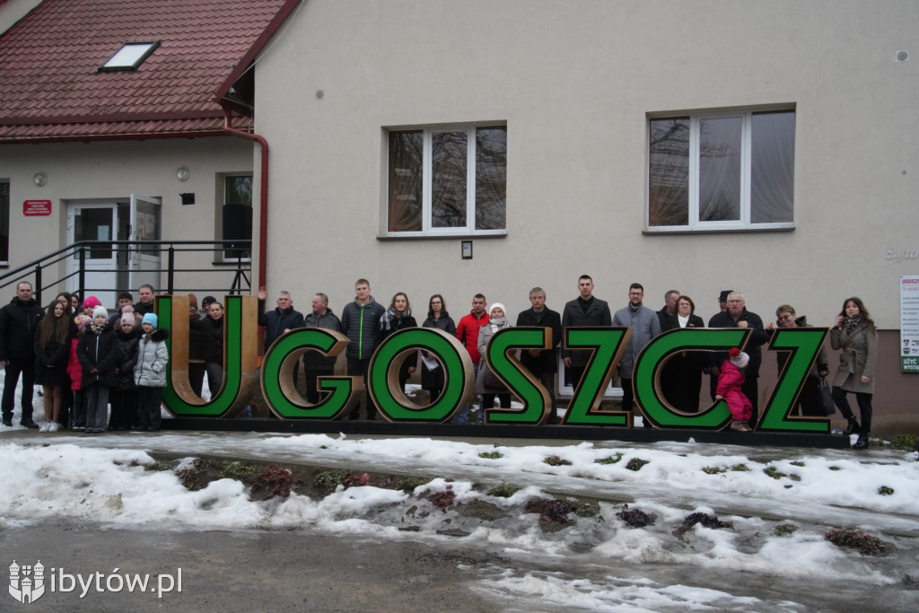 W Ugoszczy „włączyli wiosnę”. Napis zmienił kolor na zielony