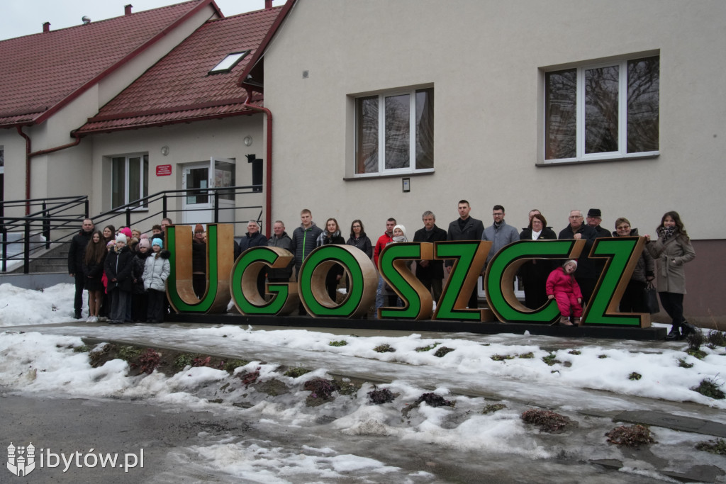 W Ugoszczy „włączyli wiosnę”. Napis zmienił kolor na zielony