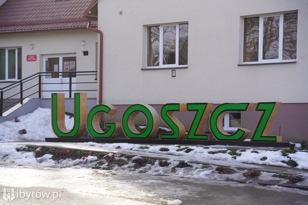 W Ugoszczy „włączyli wiosnę”. Napis zmienił kolor na zielony