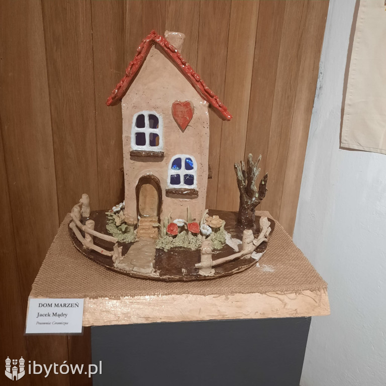 Marzenia zamknięte w kwadracie. Poruszająca wystawa uczestników WTZ