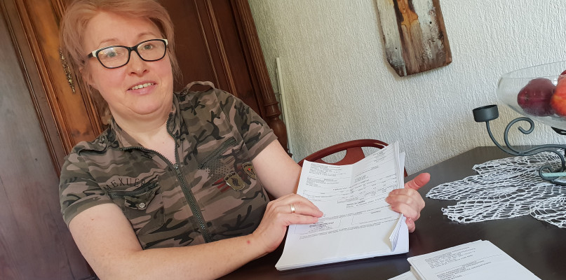 Bogumiła Kortas-Skórczewska pokazuje faktury, które przez lata wysyłała jej firma Cyferka. To opłata za istnienie sieci ciepłowniczej, od której została odcięta